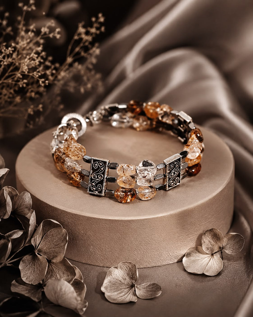 Desert glow.    
Rotel quartz 
Hematite 
Sterling Silver 925