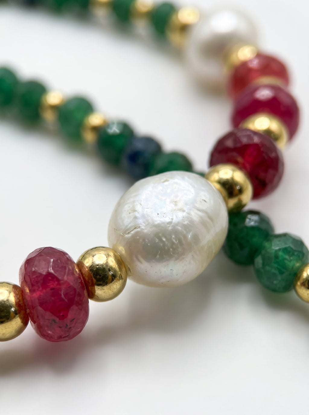 Green agate
Pearl 
Red agate 
Hematite 
Sterling silver 925 gold plated