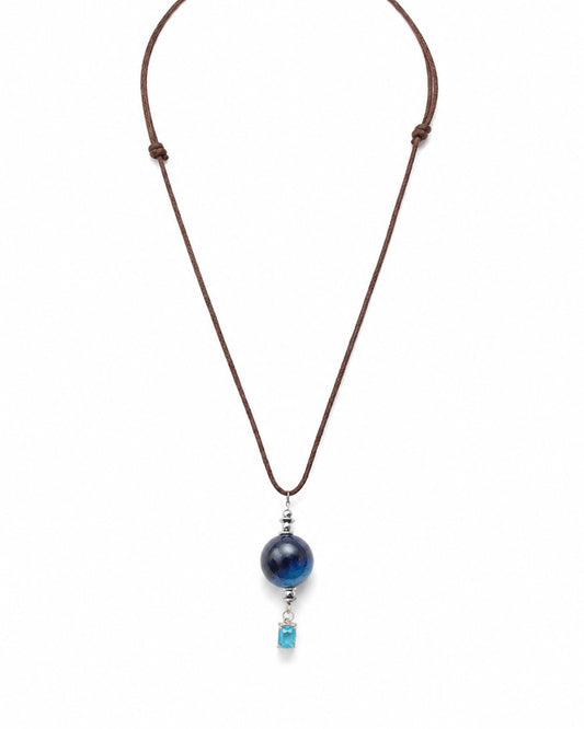 Blue agate 
Cubic zirconia 
Leather cortex 
Sterling silver 925