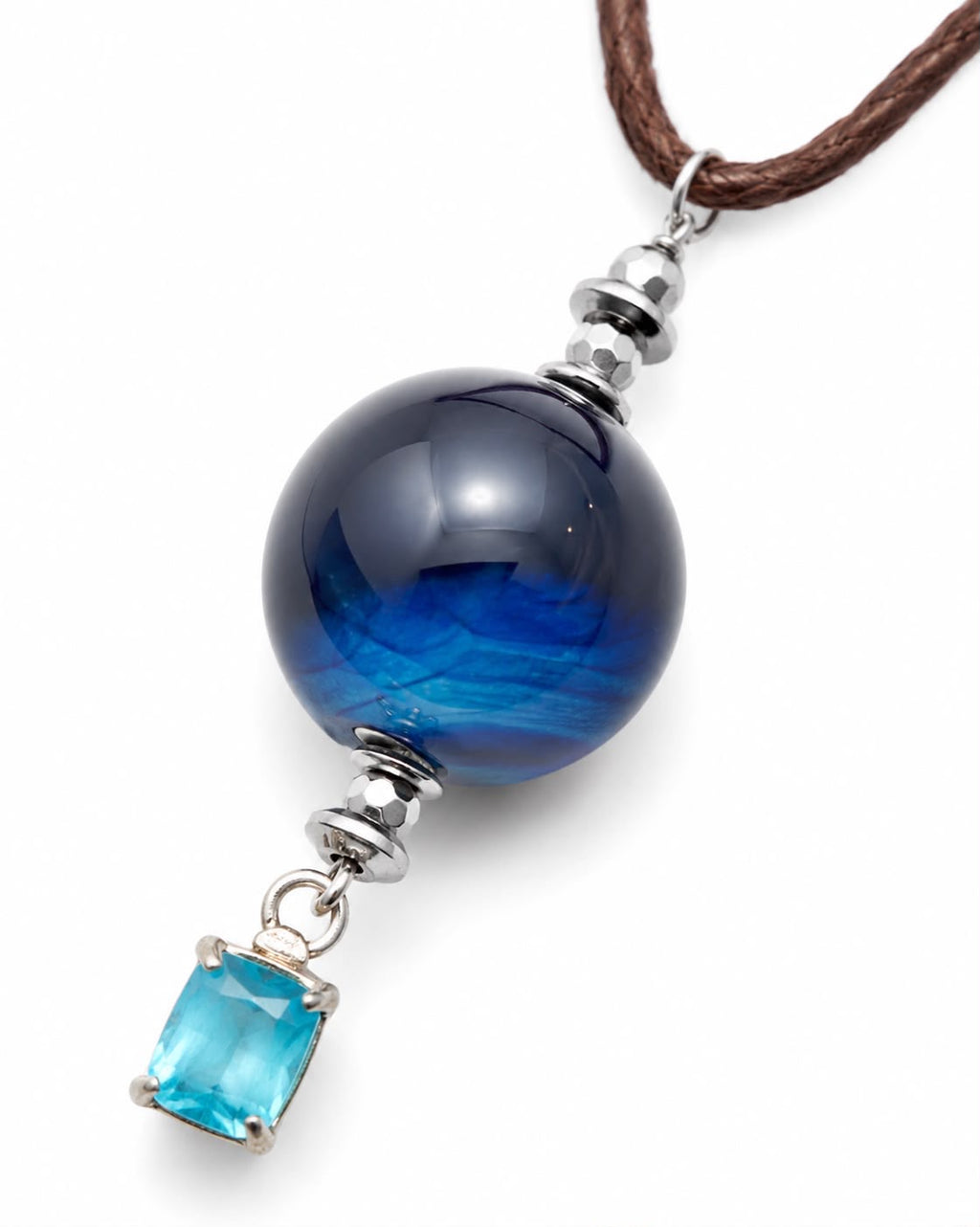 Blue agate 
Cubic zirconia 
Leather cortex 
Sterling silver 925