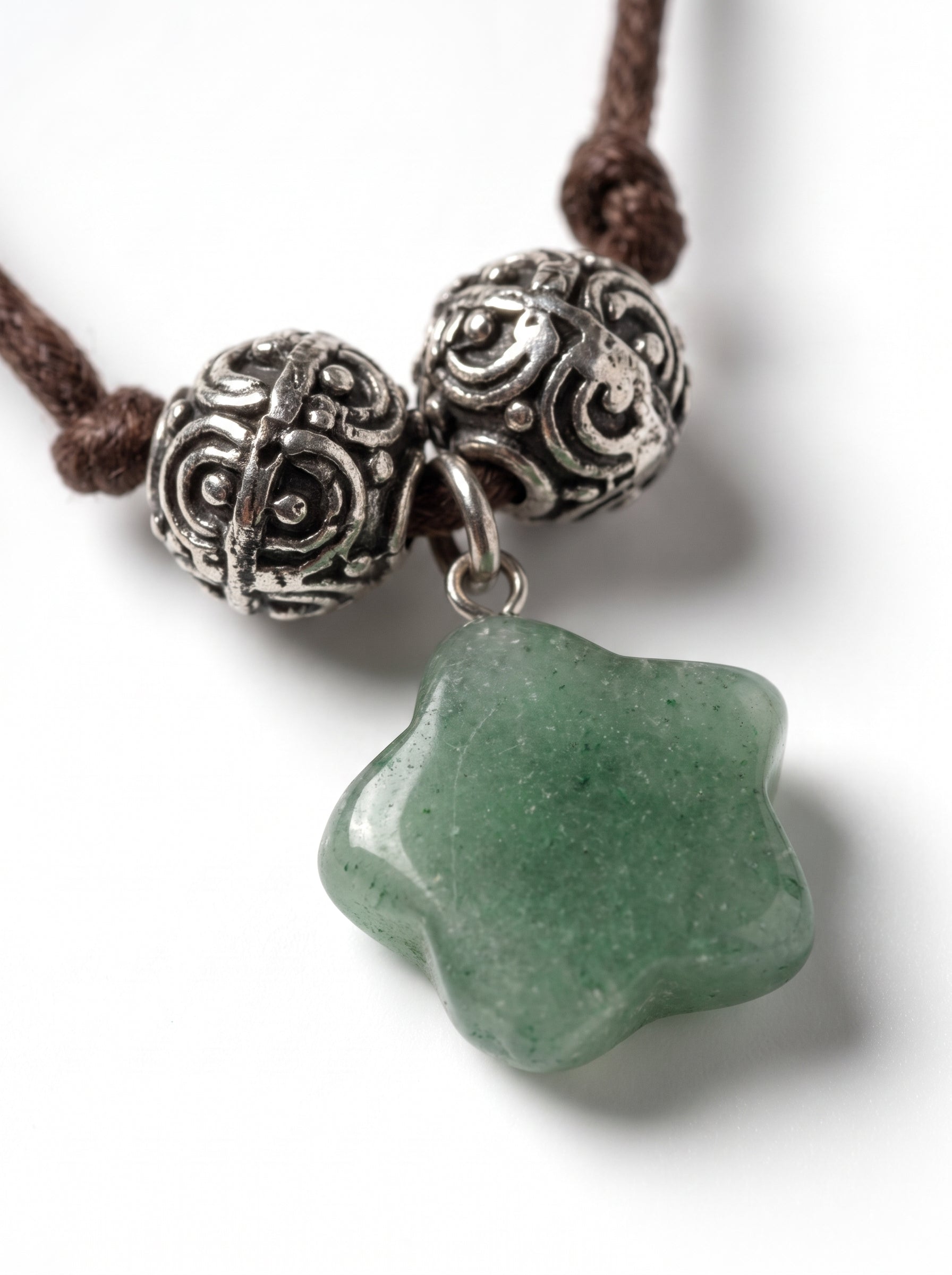 Jade 
Leather cortex 
Sterling silver 925