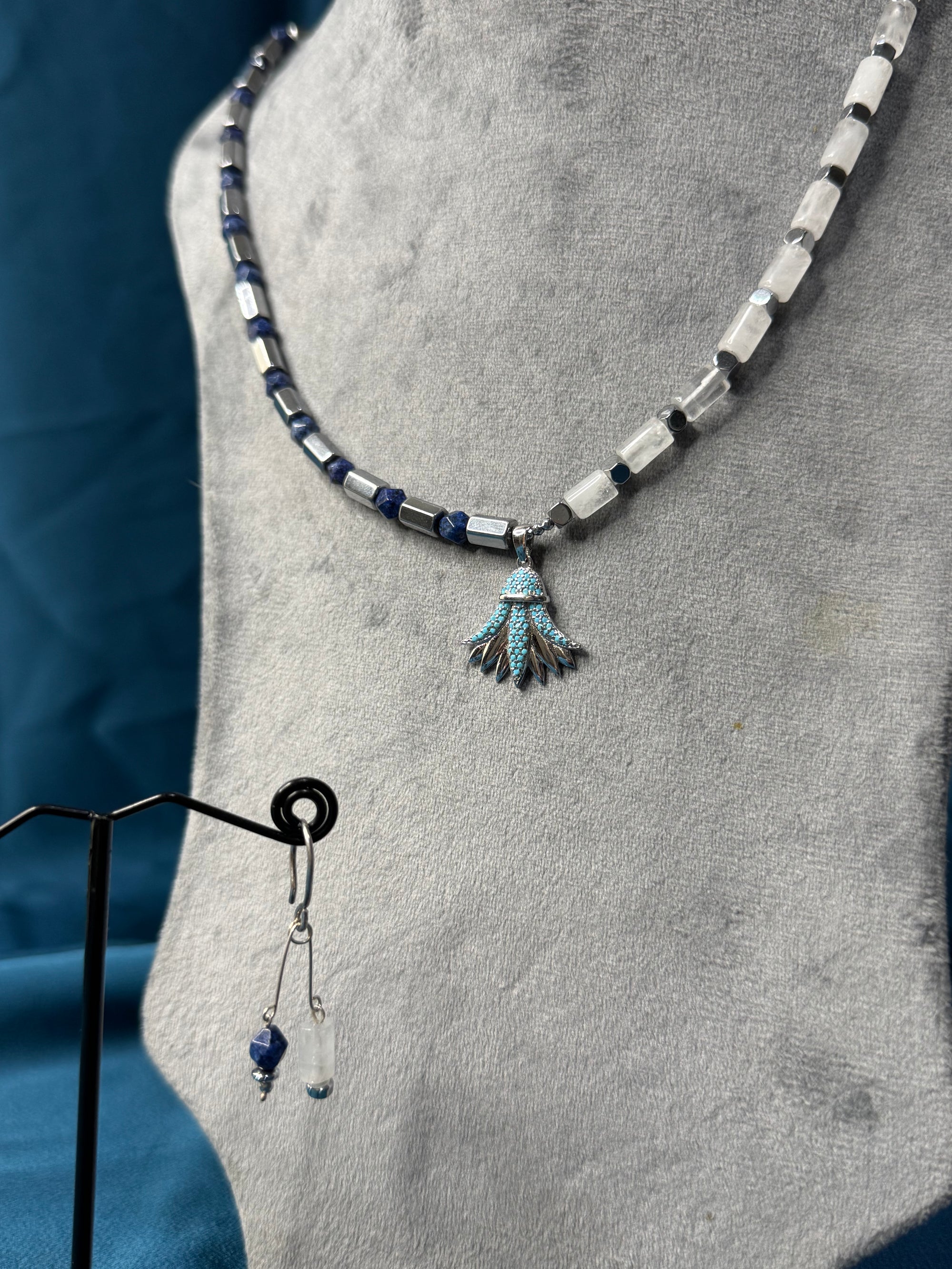 Stillbloom set necklace & earrings